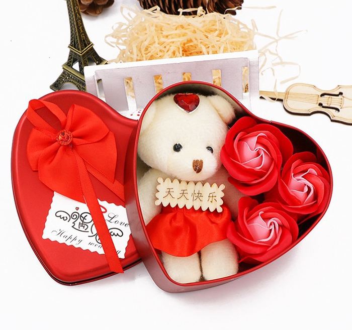 Hộp quà 3 hoa hồng sáp trái tim kèm gấu bông