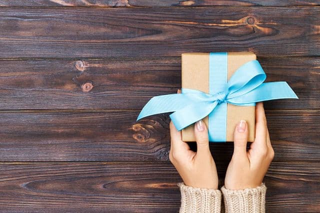Lựa chọn quà tặng bạn bè cần truyền tải nghĩa và phù hợp